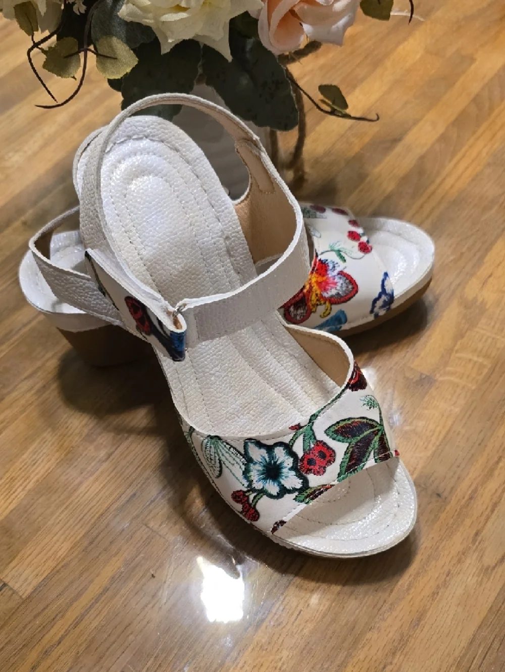 Source Unknown White Sandals with Multicolor Floral Print